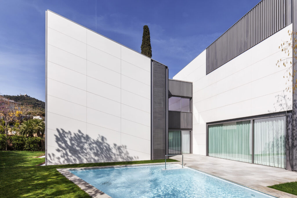 FACHADA UNIDFIFAMILIAR ARCTIC WHITE CALLE SAN JUAN DE LA SALLE BARCELONA Arquitecto  OAB Lucía Ferrater